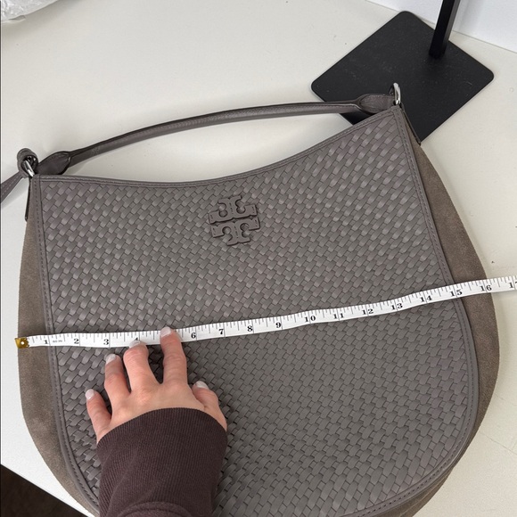 Tory Burch Thea Woven Bucket Hobo in grey zinc color handbag top handle - Picture 12 of 14